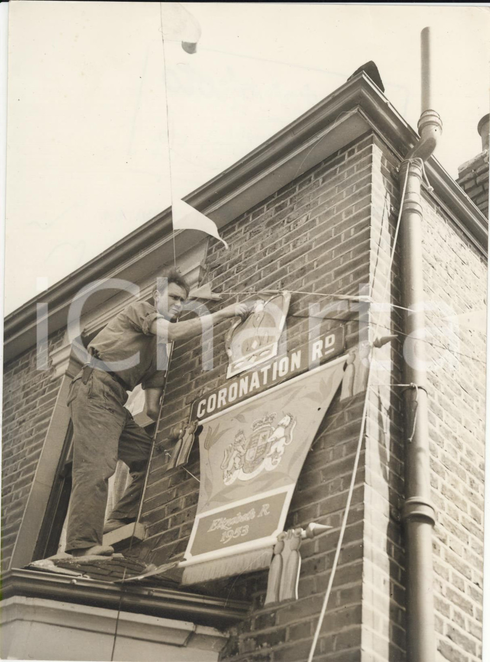 Fotografia d epoca originale 1953 LONDON West Ham Coronation Road  Citizen fixing Coronation decoration 1