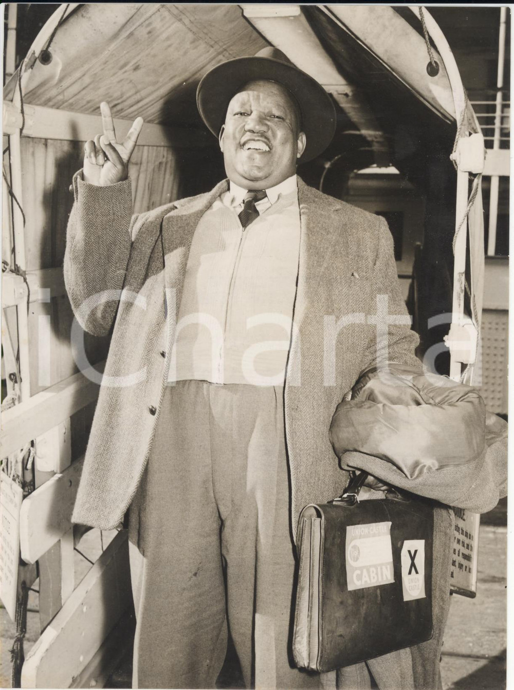 Fotografia d epoca originale 1957 SOUTHAMPTON Nkuvei Mitchell PEETE giving Vsign on the Union Castle Line 1