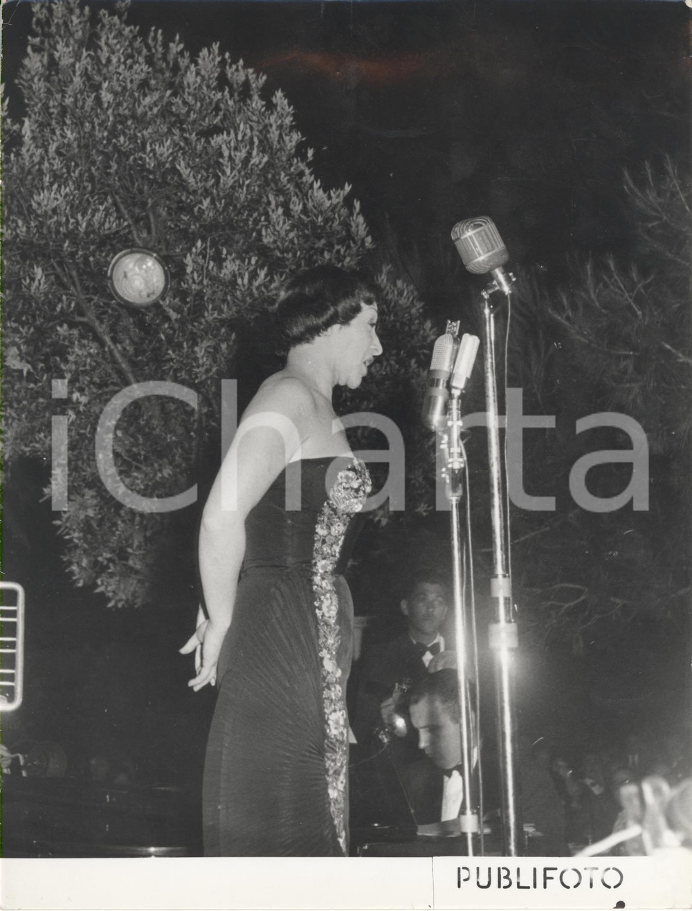 Fotografia d epoca originale 1955 ca MUSICA Ritratto della cantante francese RenÃ¨e LEBAS Foto 18x24 cm 1