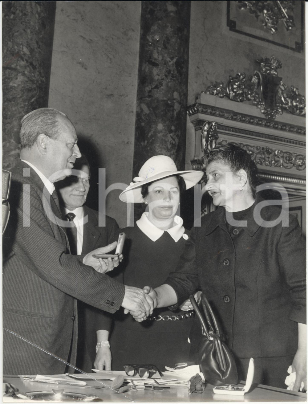 Fotografia d epoca originale 1968 MILANO Enedina BONANNI riceve il premio Mamma dell anno Foto 18x24 cm 1