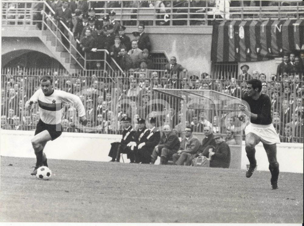 Fotografia d epoca originale 1967 CALCIO INTERBOLOGNA 10 Aristide GUARNERI dribla Harald NIELSEN Foto 1