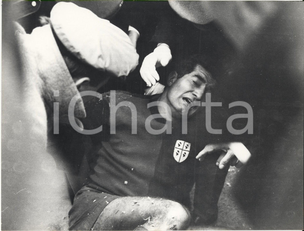 Fotografia d epoca originale 1968 CALCIO SERIE A INTERCAGLIARI Miguel Ãngel LONGO colpito da una moneta Foto 1