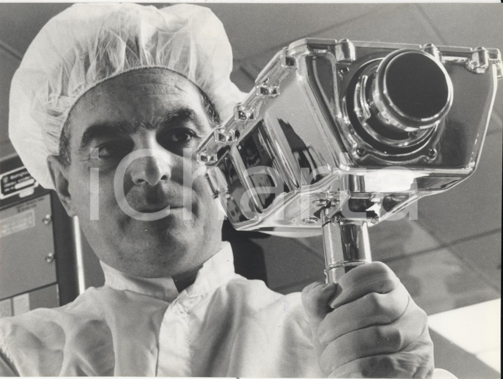 Fotografia d epoca originale 1969 BALTIMORA USA Stanley LEBAR with lunar camera for APOLLO 11 moon landing 1