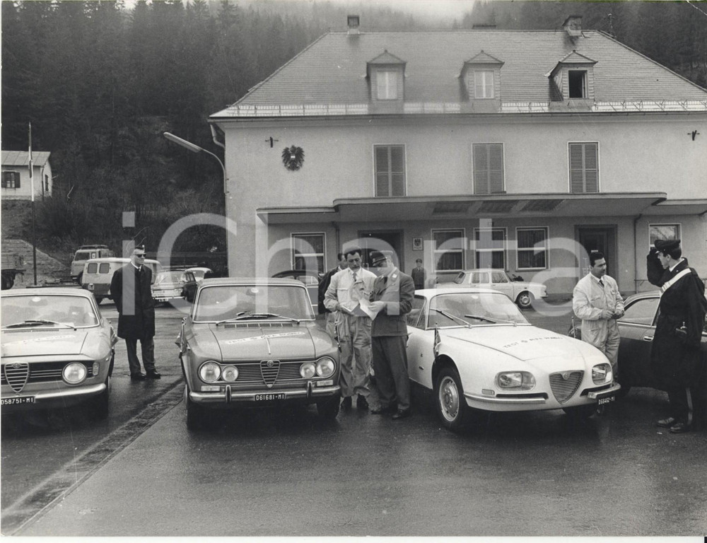 Fotografia d epoca originale 1967 TARVISIO UD Polizia di frontiera controlla i documenti delle ALFA ROMEO 1