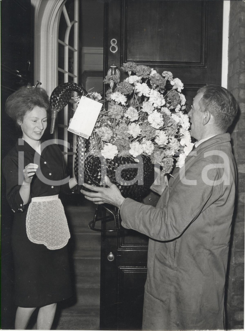 Fotografia d epoca originale 1960 LONDON Hyde Park  Black swan bouqet for 86th Winston CHURCHILL s birthday 1