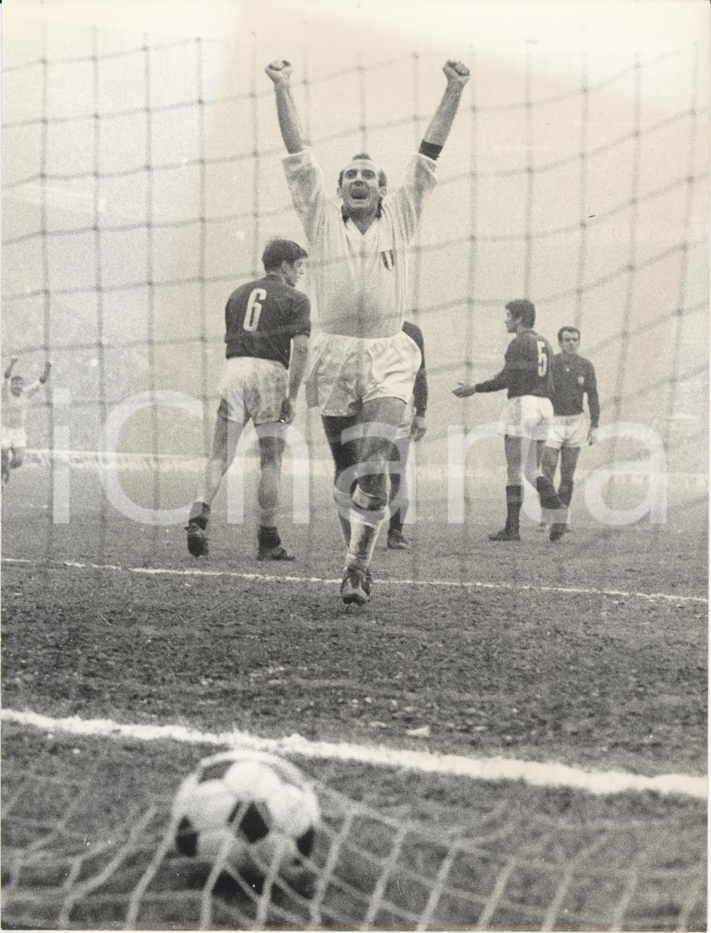 1968 MILAN-TORINO 1-0 Giovanni LODETTI esulta dopo goal di Roberto ROSATO *Foto