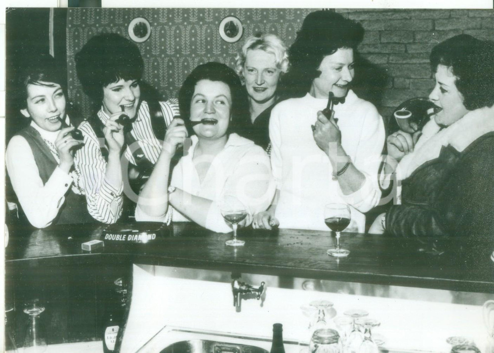 Fotografia d epoca originale 1965 BRENTWOOD Donne del paese fumano la pipa al bar PRINCIPE ALBERTO  Foto 1