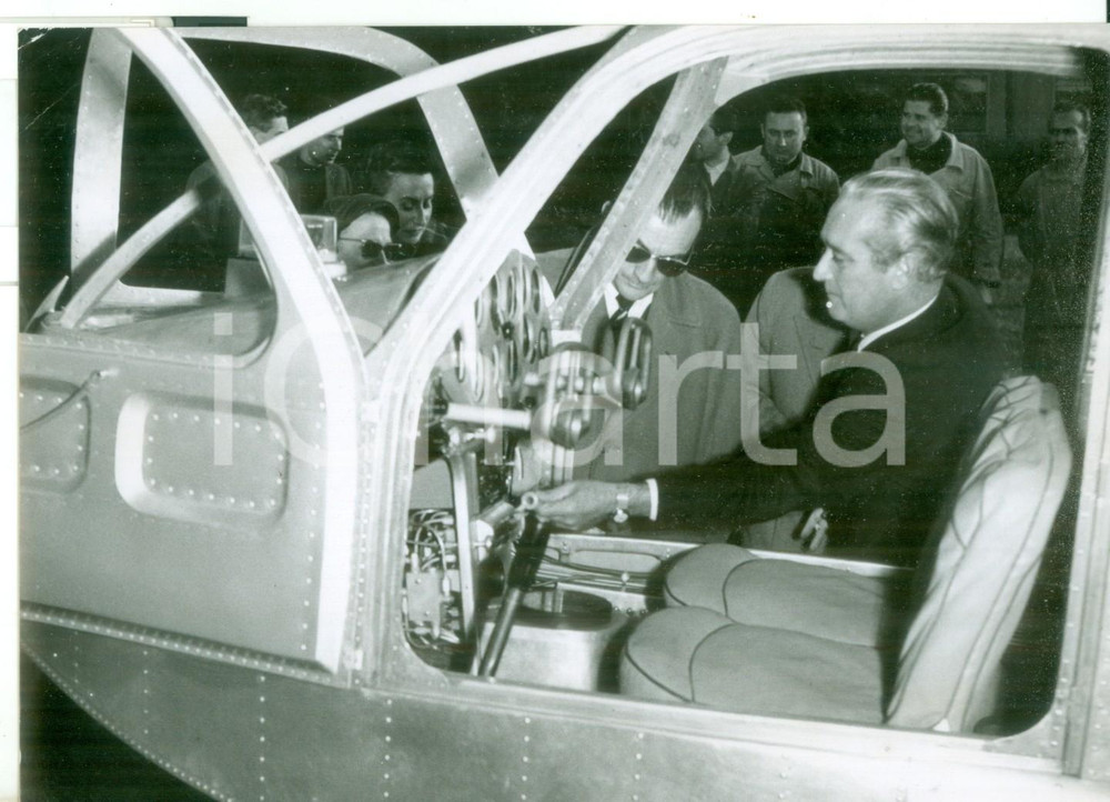 Fotografia d epoca originale 1954 MILANO Stabilimento NARDI  Manuer LUALDI collauda il suo aereo Foto 18x13 1