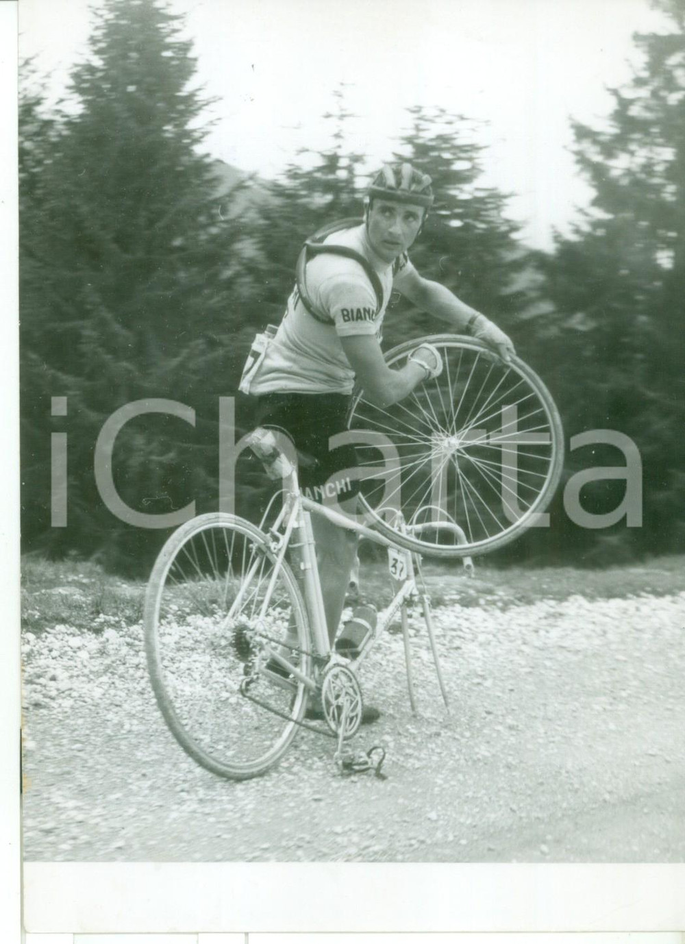 Fotografia d epoca originale 1950 ca GIRO D ITALIA Ciclismo  Riccardo FILIPPI ripara una ruota forata Foto 1