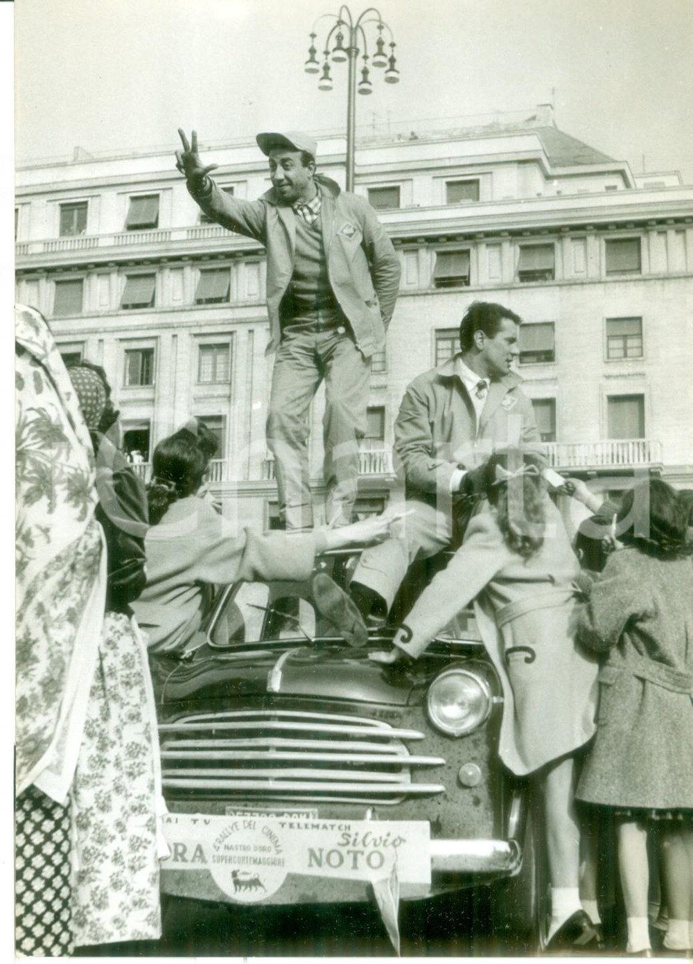 Fotografia d epoca originale 1957 GENOVA Piazza della Vittoria  RALLY DEL CINEMA  Silvio NOTO Enzo TORTORA 1