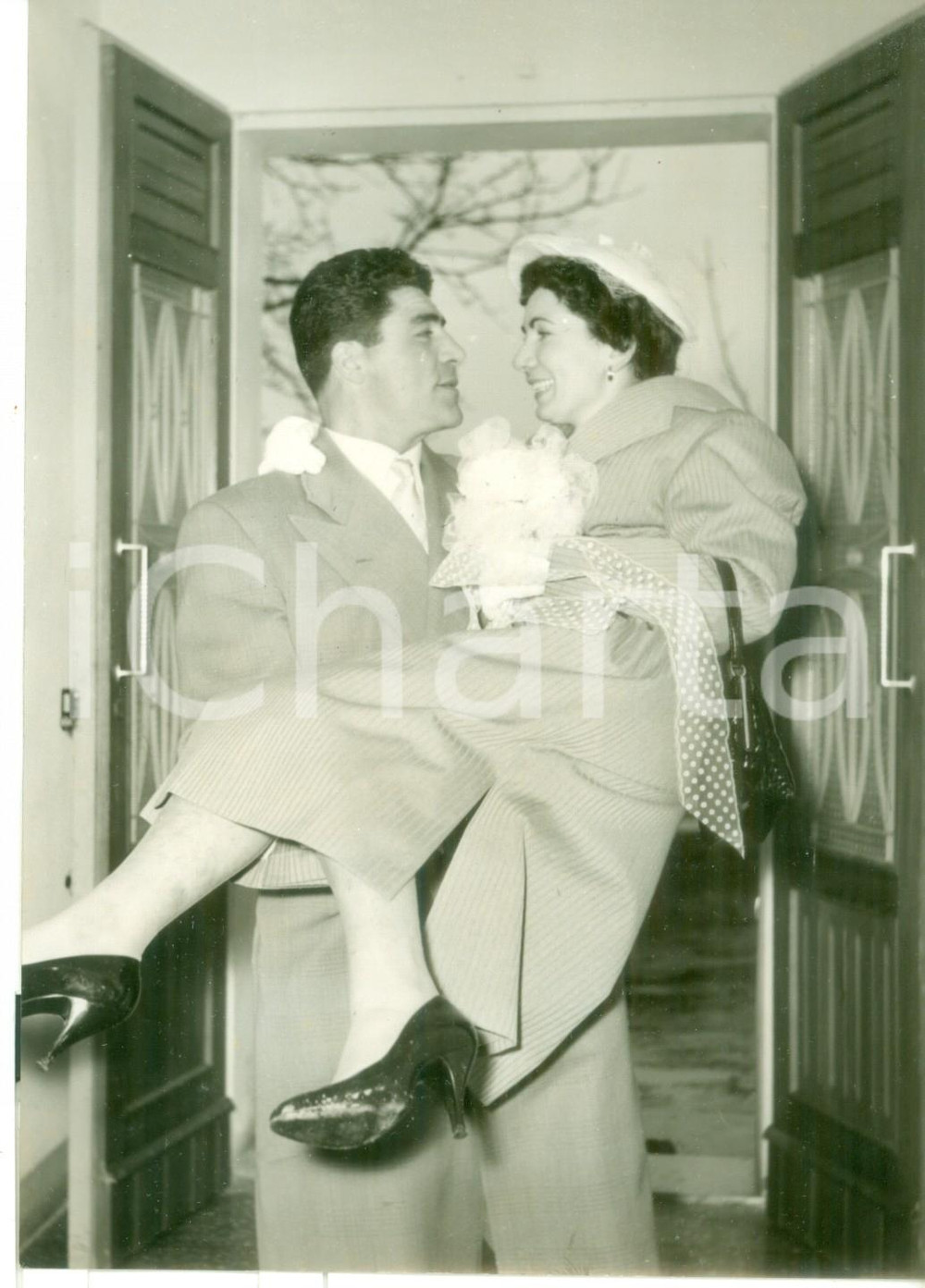 Fotografia d epoca originale 1956 BOLOGNA Franco CAVICCHI regge tra le braccia la sposa Anna GOTTI  Foto 1