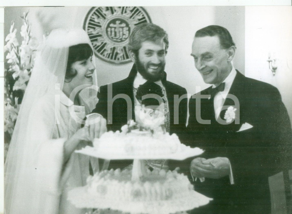 1960  ROMA I neo sposi John BARRYMORE e Gaby PALAZZOLO con la torta nuziale FOTO