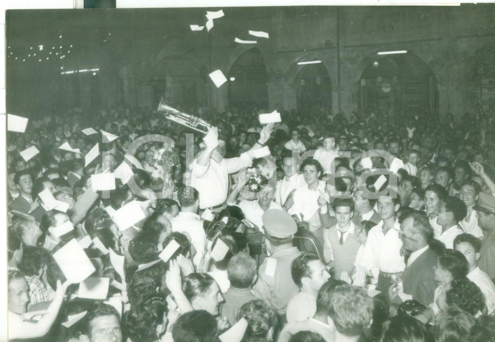 Fotografia d epoca originale 1955 PIEVE DI CENTO Franco CAVICCHI campione europeo acclamato dai concittadini 1