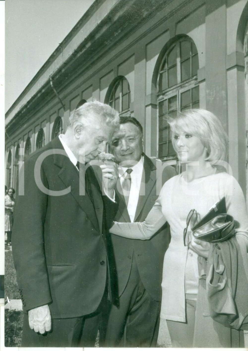Fotografia d epoca originale 1971 MONZA Villa Reale  Rosa d Oro  Eugenio MONTALE Mariolina CANNULI  Foto 1