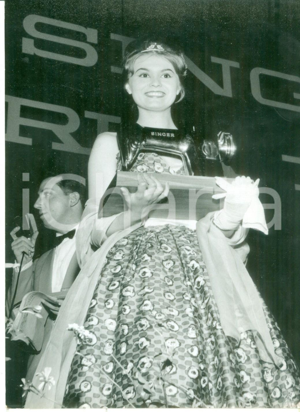Fotografia d epoca originale 1959 MILANO Palazzo dello Sport  Milena TOSI vincitrice de L abito dell anno 1