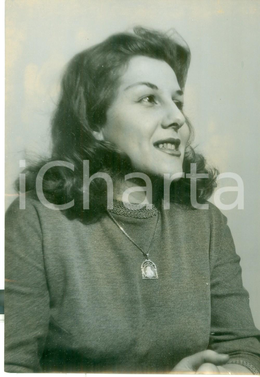 Fotografia d epoca originale 1957 MILANO Ritratto Fiorella BINI della POLYDOR prima del Festival di SANREMO 1