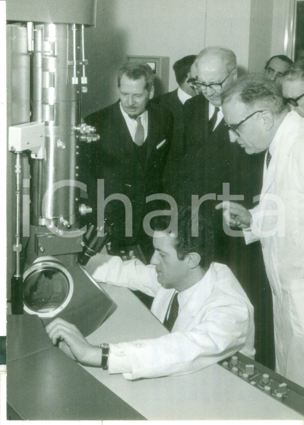 Fotografia d epoca originale 1967 MILANO Presidente Giuseppe SARAGAT osserva microscopio elettronico PHILIPS 1