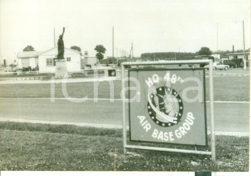 Fotografia d epoca originale 1959 Base CHAUMONT US AIR FORCE Entrance with replica Statue of Liberty Photo 1