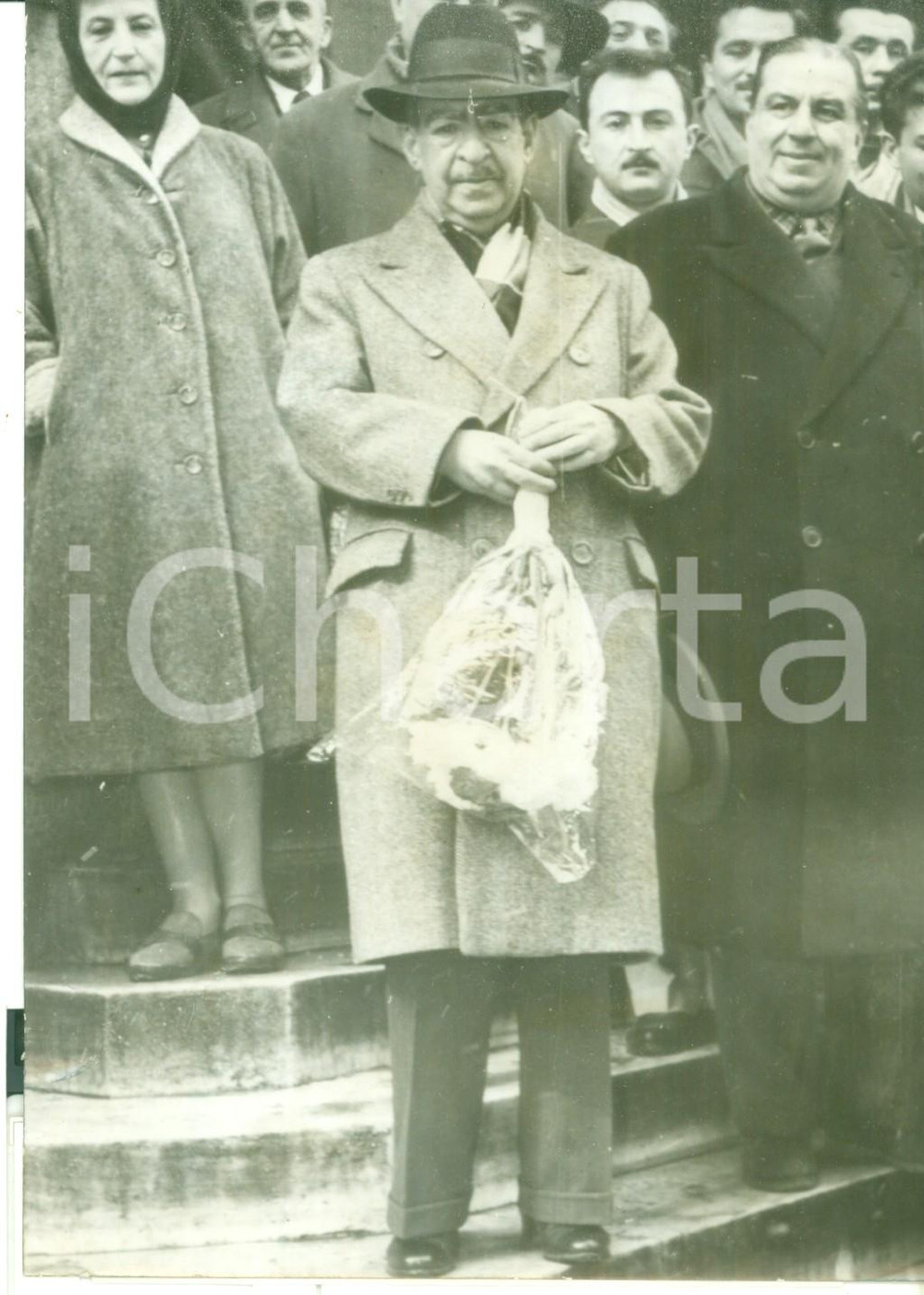 Fotografia d epoca originale 1960 TURKEY The editorinchief of VATAN Ahmet Emin YALMAN goes to the prison 1