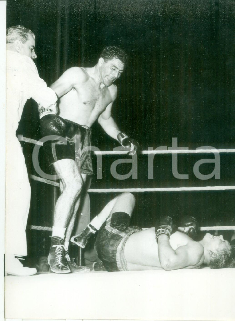 Fotografia d epoca originale 1955 BOLOGNA PUGILATO  Franco CAVICCHI mette ko l avversario  Foto 13x18 1
