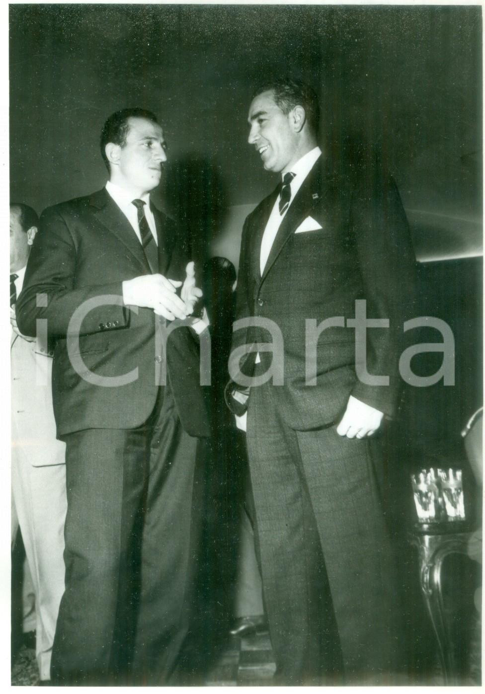 Fotografia d epoca originale 1959 TORINO CICLISMO IGNIS  Ercole BALDINI con un giornalista Foto 13x18 1
