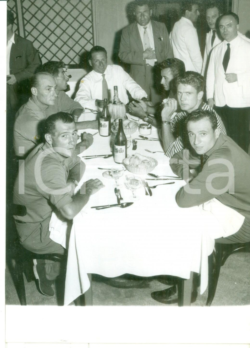 Fotografia d epoca originale 1957 MILANO Ciclisti azzurri a tavola prima di partire per Mondiali BRUXELLES 1