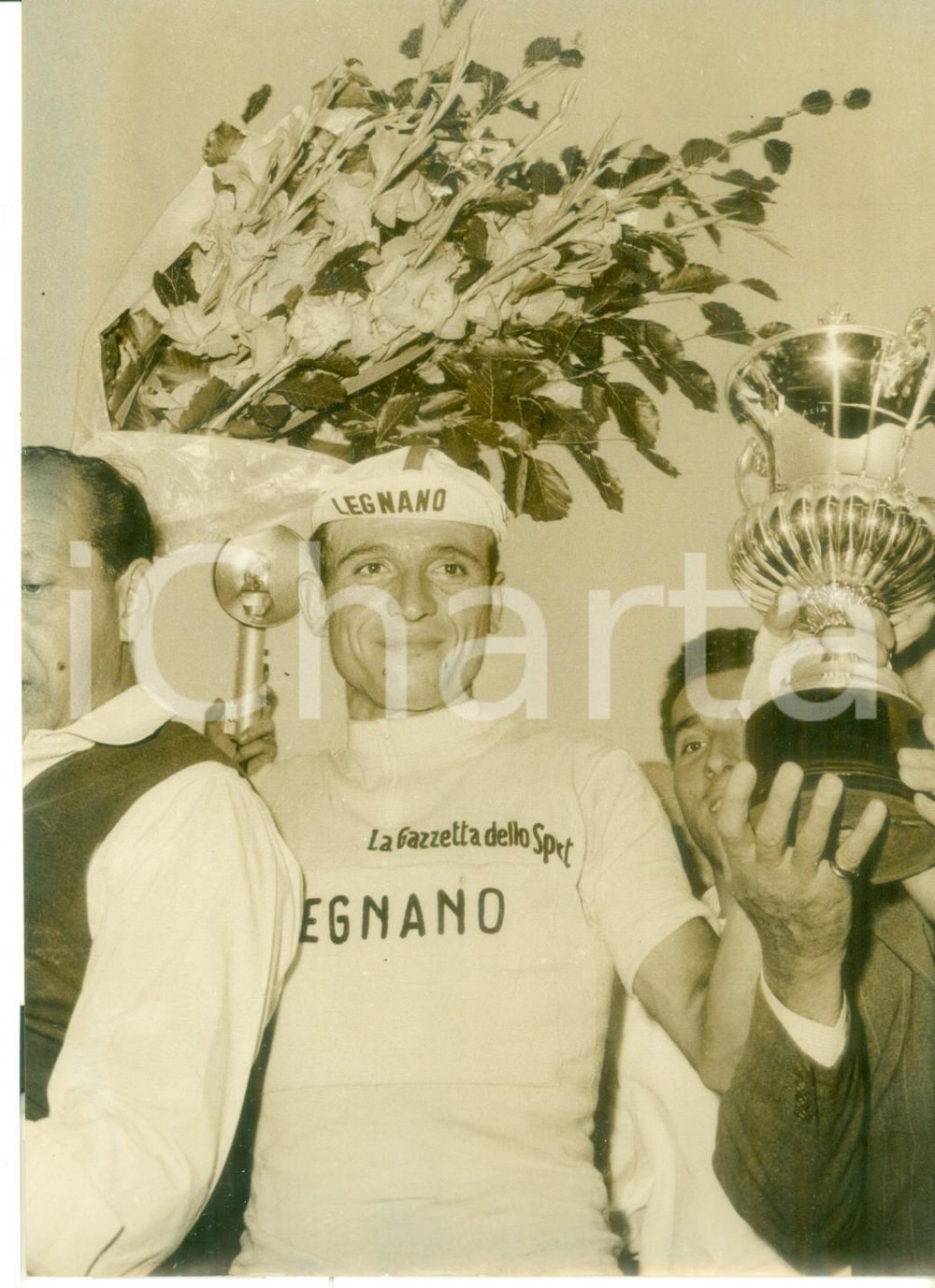 Fotografia d epoca originale 1958 CICLISMO 41Â° GIRO D ITALIA Ercole BALDINI vincitore mostra il trofeo Foto 1