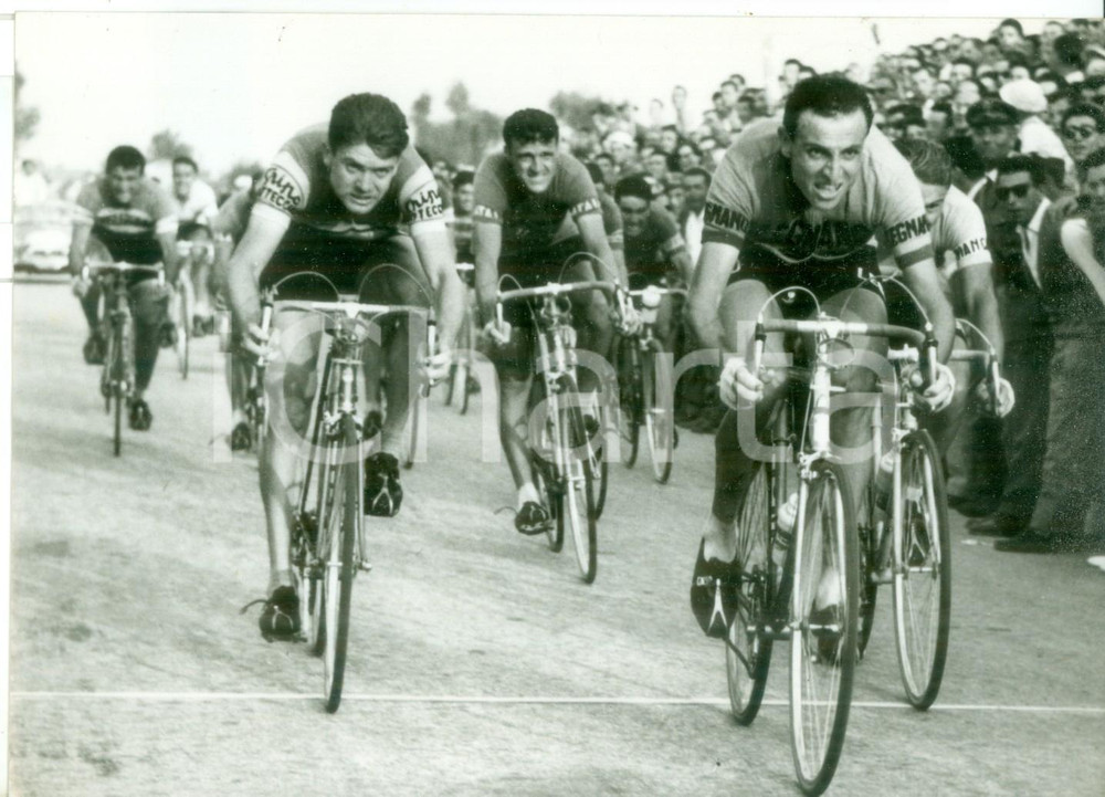 Fotografia d epoca originale 1957 CICLISMO Ercole BALDINI vince in volata il GIRO DI ROMAGNA  Foto 18x13 1