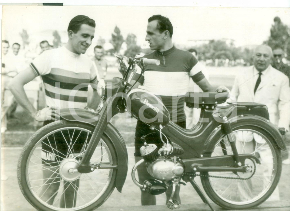 Fotografia d epoca originale 1958 PESARO ciclista Ercole BALDINI regge ciclomotore BENELLI 48 Foto 18x13 cm 1