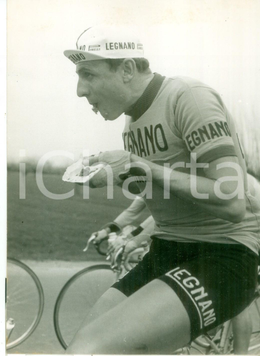 Fotografia d epoca originale 1957 MILANOSANREMO Ciclismo  Ercole BALDINI fa colazione in sella alla bici 1