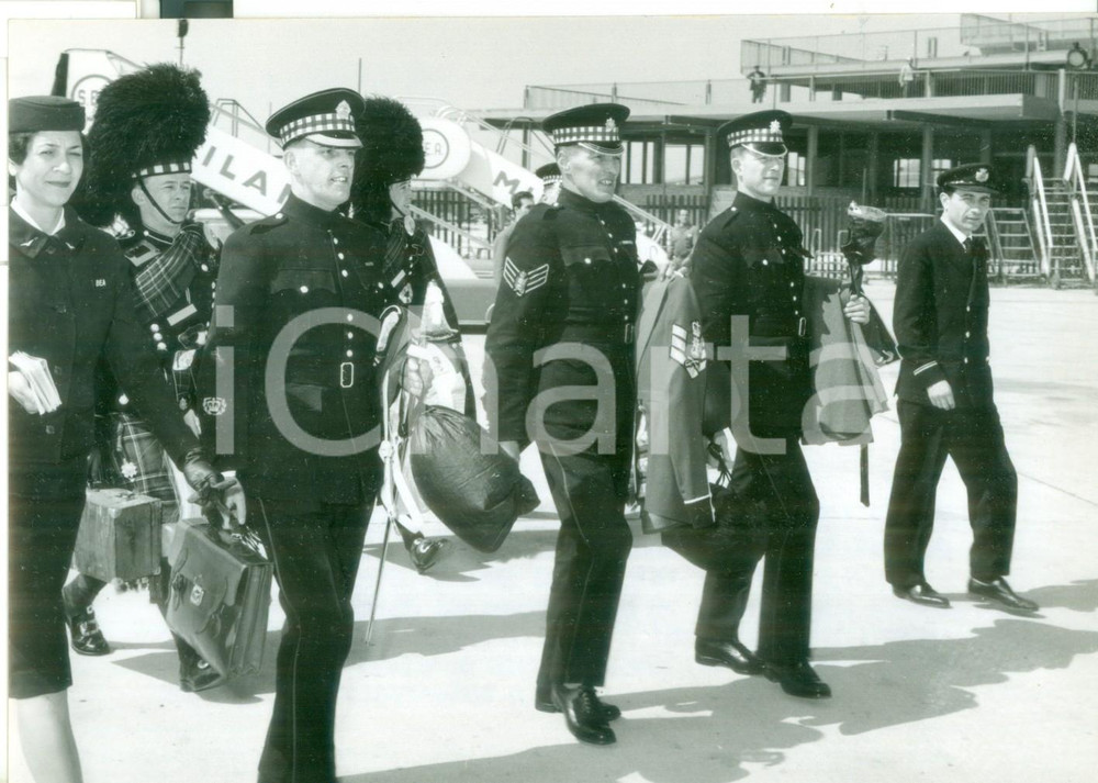 Fotografia d epoca originale 1962 AEROPORTO LINATE Arrivo guardie regina ELISABETTA II per Fiera Campionaria 1