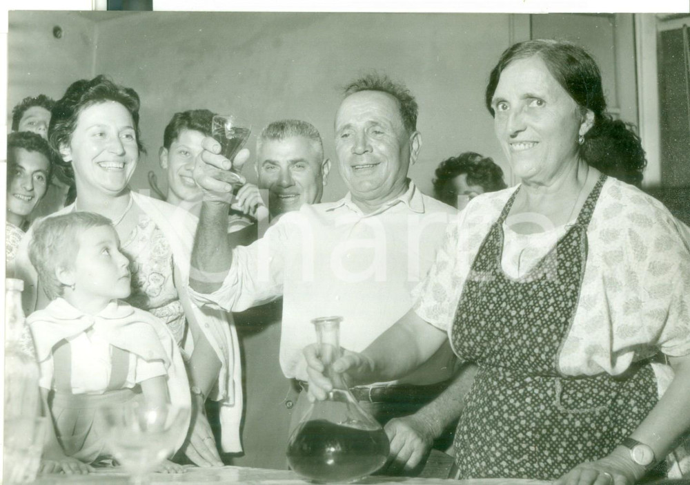 Fotografia d epoca originale 1950 ca FORLÃŒ  I genitori di Ercole BALDINI festeggiano la vittoria del figlio 1