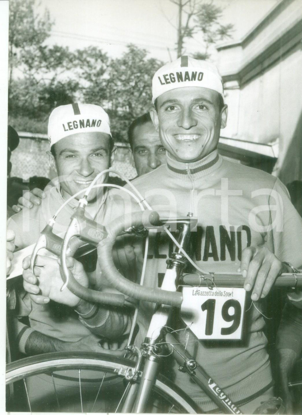 Fotografia d epoca originale 1958 GIRO D ITALIA CICLISMO Punzonatura bici  Giorgio ALBANI con Ercole BALDINI 1