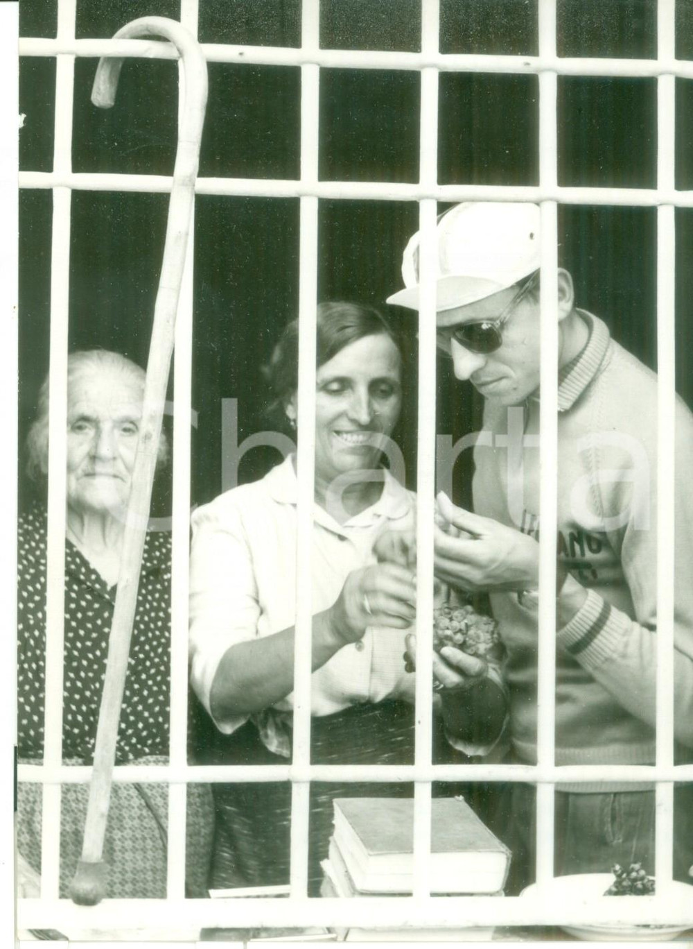 Fotografia d epoca originale 1960 ca FORLÃŒ Ciclista Ercole BALDINI riceva uva dalla madre per l allenamento 1