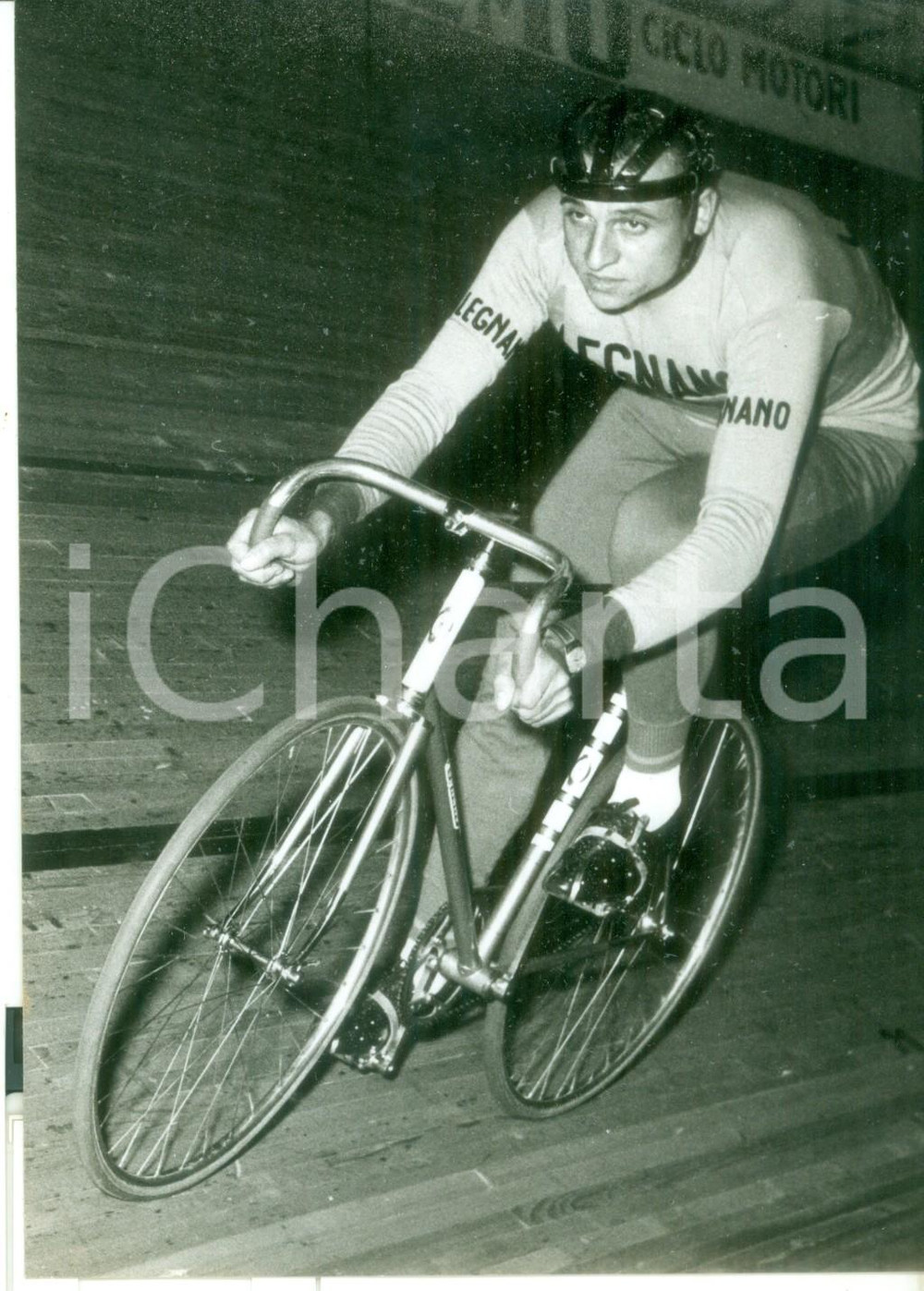 Fotografia d epoca originale 1957 MILANO CICLISMO Palazzo dello Sport  Ercole BALDINI in allenamento  Foto 1