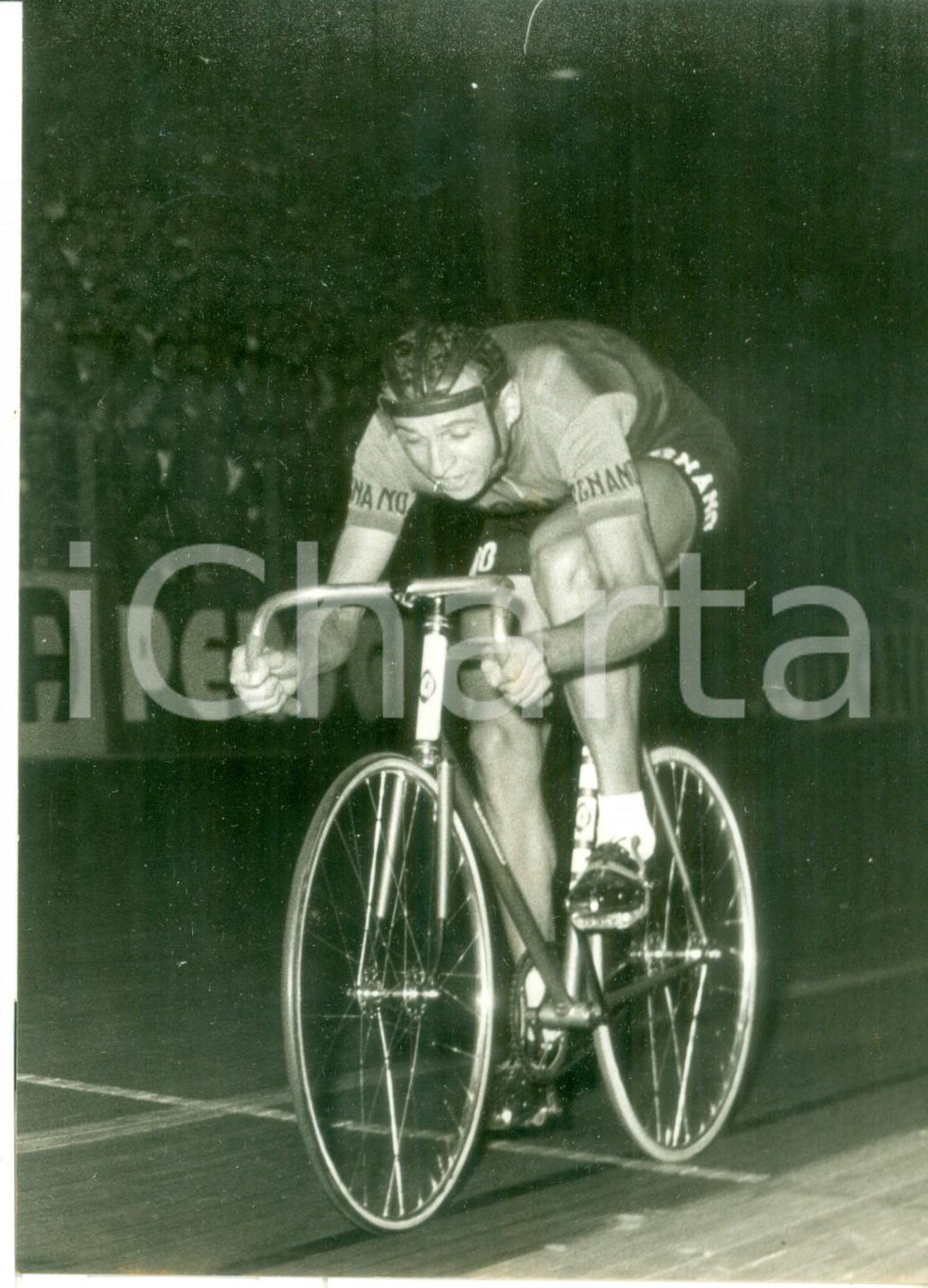Fotografia d epoca originale 1957 MILANO CICLISMO  Ercole BALDINI arriva al traguardo Foto 13x18 cm 1