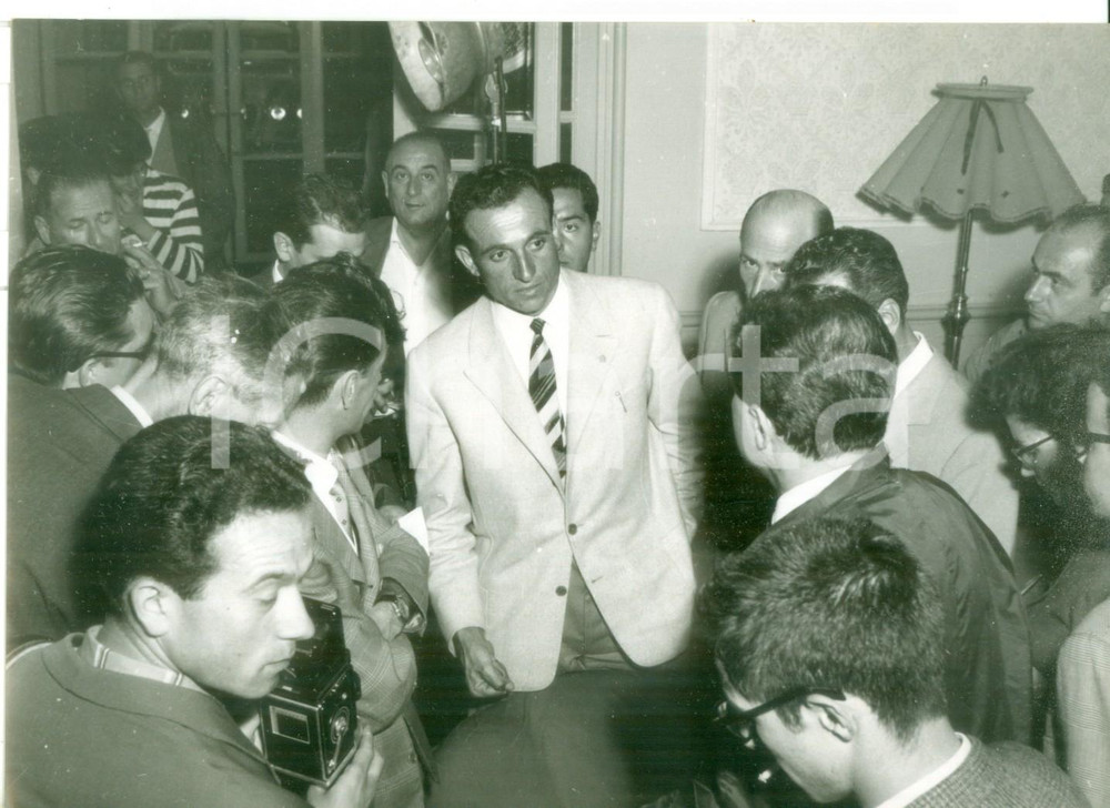 Fotografia d epoca originale 1958 MILANO Arrivo di Ercole BALDINI a una conferenza stampa  Foto 18x13 cm 1