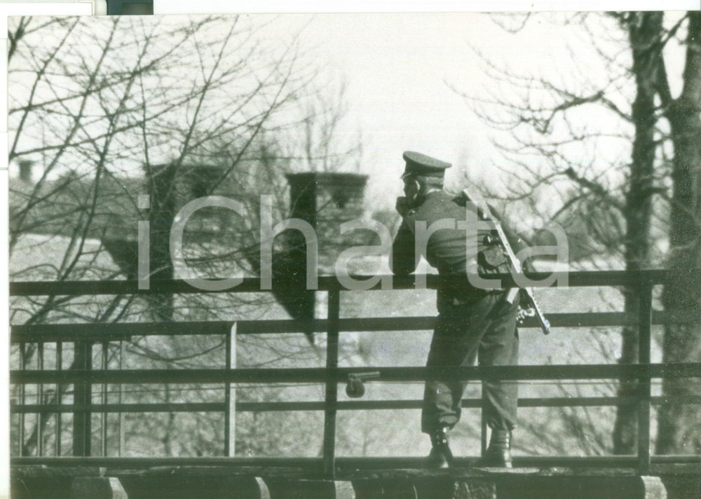 Fotografia d epoca originale 1959 CECOSLOVACCHIA Sentinella con mitra al confine con la POLONIA  Foto 18x13 1
