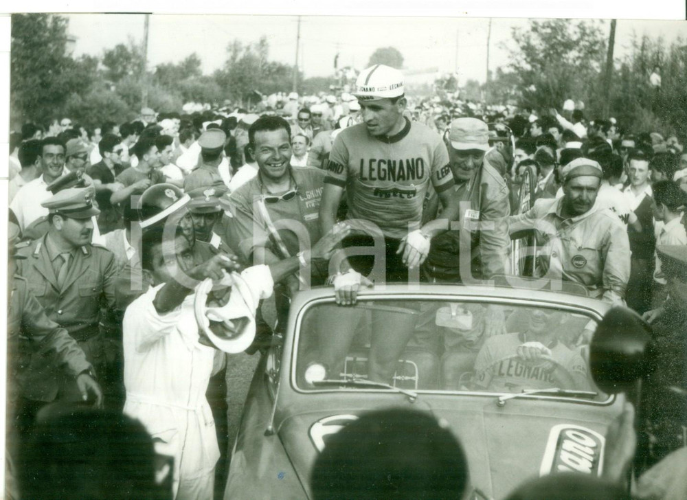 Fotografia d epoca originale 1957 CICLISMO GIRO DI ROMAGNA  Ercole BALDINI acclamato dopo la vittoria  Foto 1