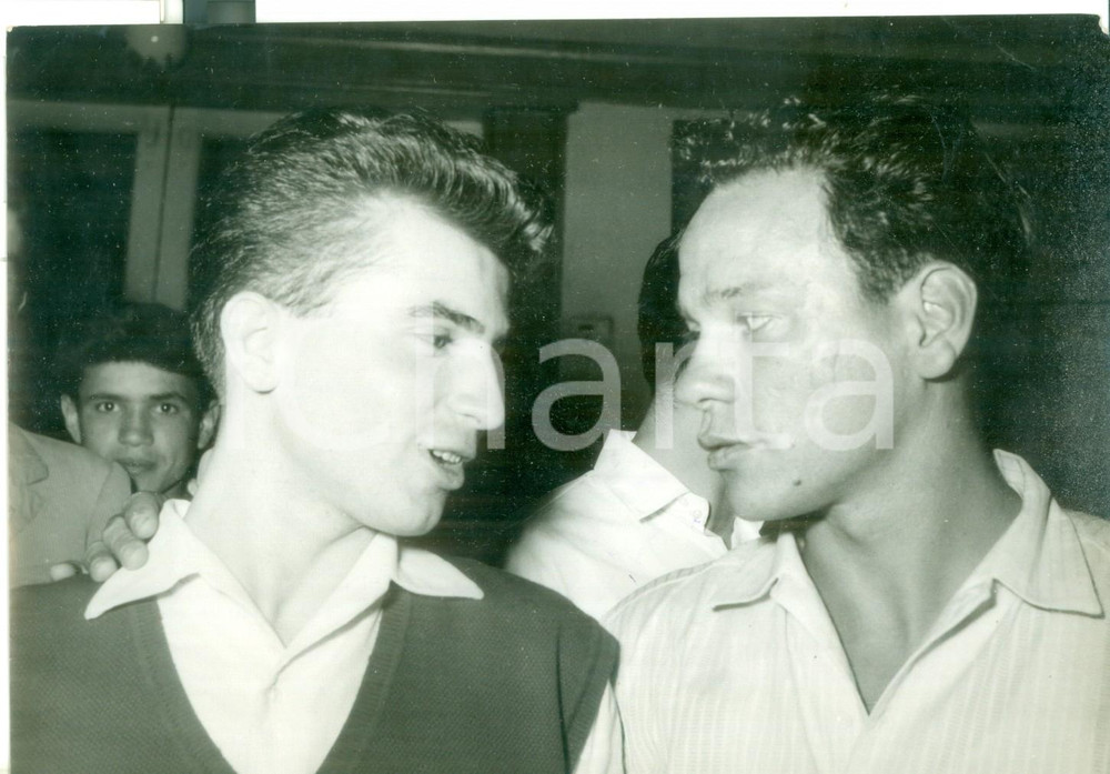 Fotografia d epoca originale 1954 BOLOGNA CALCIO  José GARCIA abbraccia l ex calciatore TURRI  Foto 18x13 1