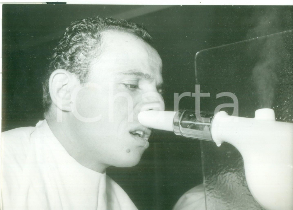 Fotografia d epoca originale 1958 ABANO TERME  Cure inalatorie per il ciclista Ercole BALDINI  Foto 18x13 1