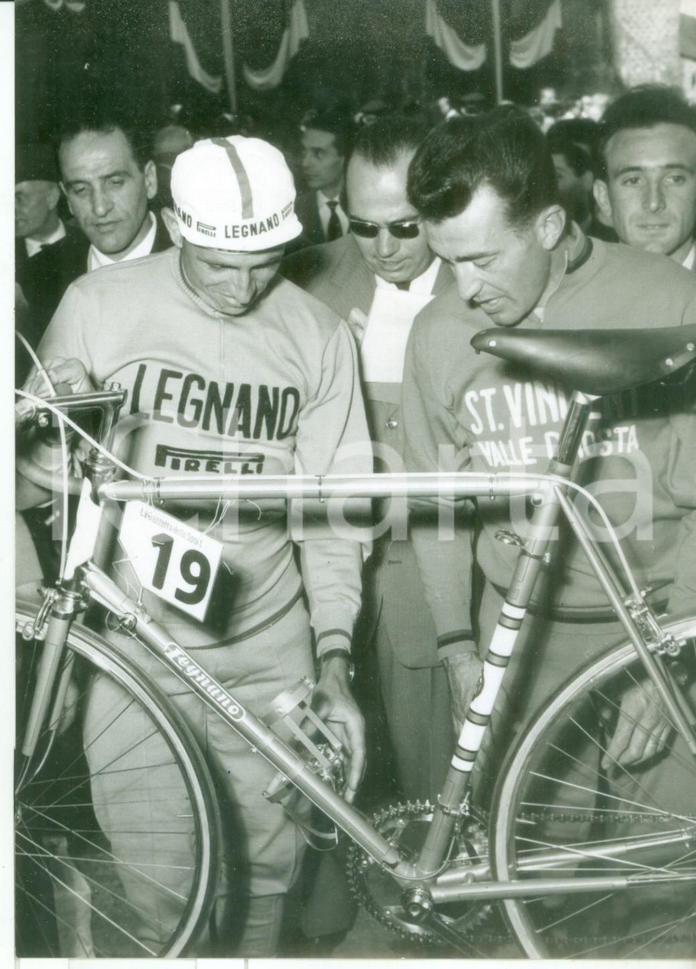 Fotografia d epoca originale 1958 CICLISMO GIRO D ITALIA Punzonatura bici  Ercole BALDINI con Louison BOBET 1