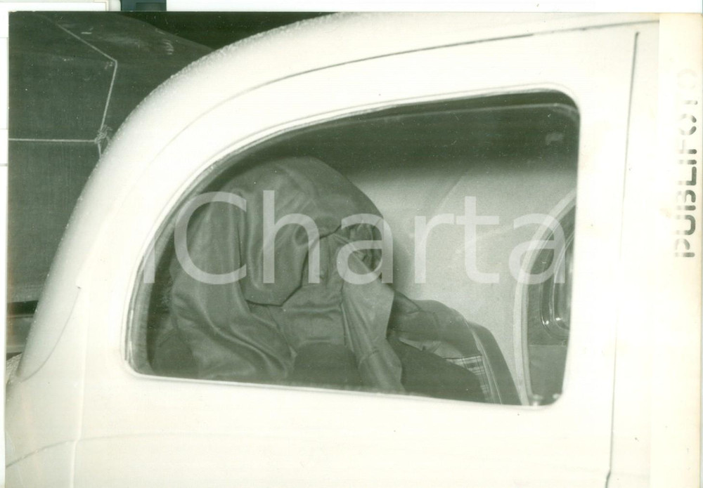 Fotografia d epoca originale 1954 ROMA Caso SOTGIU  La testimone Fausta FANTINI si nasconde dai fotoreporter 1