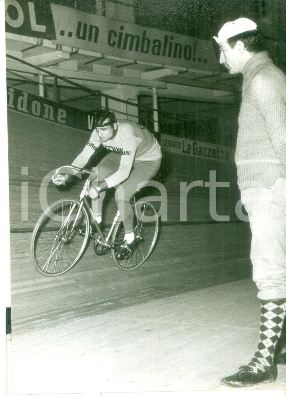 Fotografia d epoca originale 1957 MILANO Palazzo dello Sport  Ercole BALDINI durante l allenamento  Foto 1