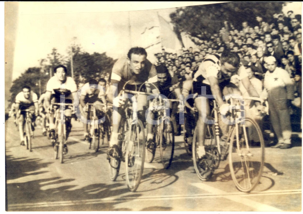 Fotografia d epoca originale 1958 CICLISMO GIRO DI CALABRIA  Angelo CONTERNO vince davanti a Ercole BALDINI 1