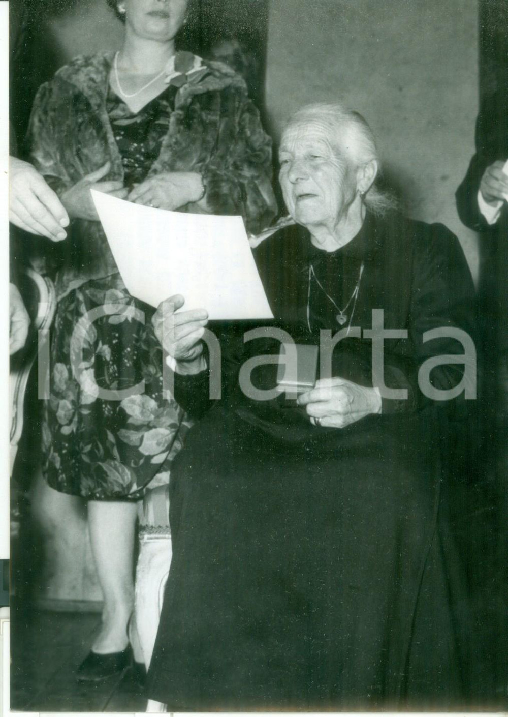 Fotografia d epoca originale 1963 MILANO Circolo della Stampa  Mamma dell Anno  Premiazione Maria BERLANDA 1