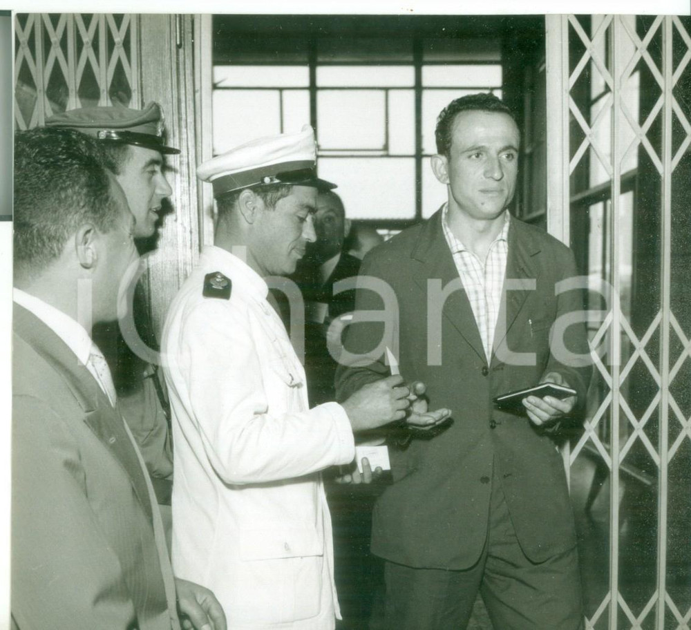 Fotografia d epoca originale 1950 ca MILANO MALPENSA Arrivo in aeroporto del ciclista Ercole BALDINI  Foto 1