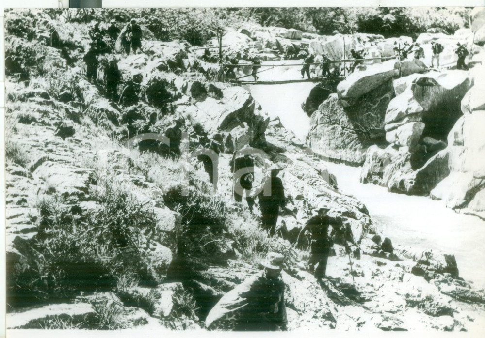 Fotografia d epoca originale 1968 HO CHI MINH  GUERRA DEL VIETNAM Guerriglieri vietcong in marcia  Foto 1