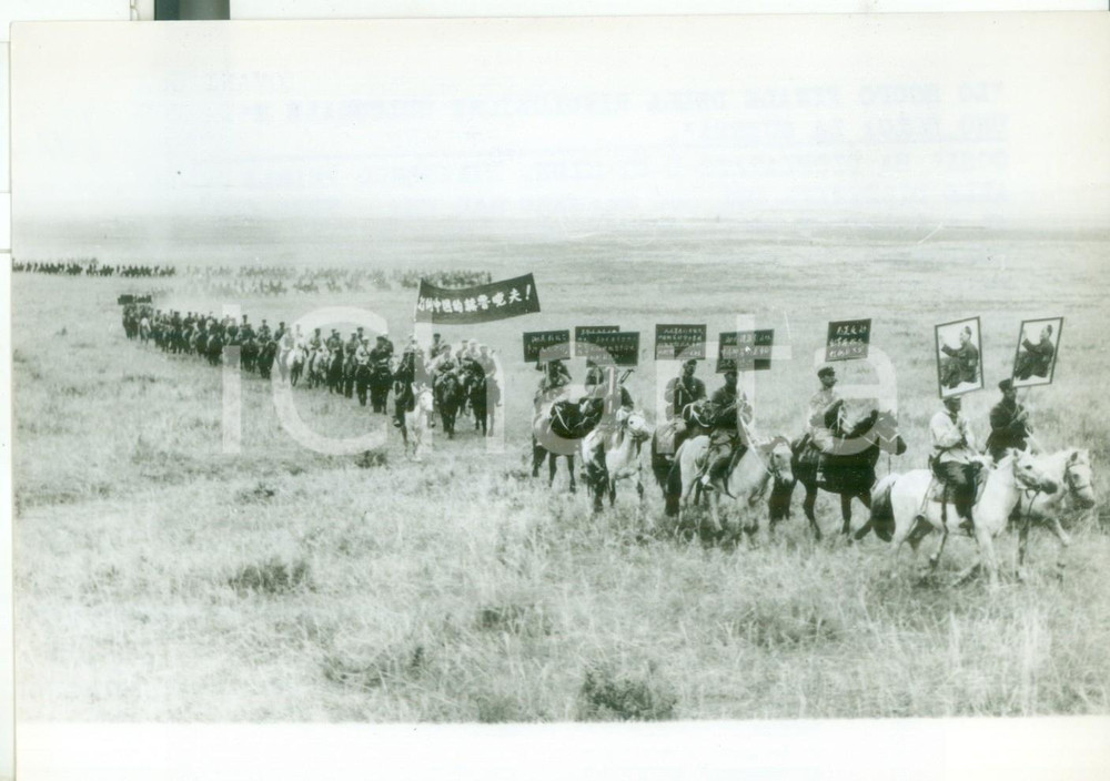 Fotografia d epoca originale 1968 MONGOLIA Esercito di Liberazione del Popolo con ritratti di Mao Tse Tung 1