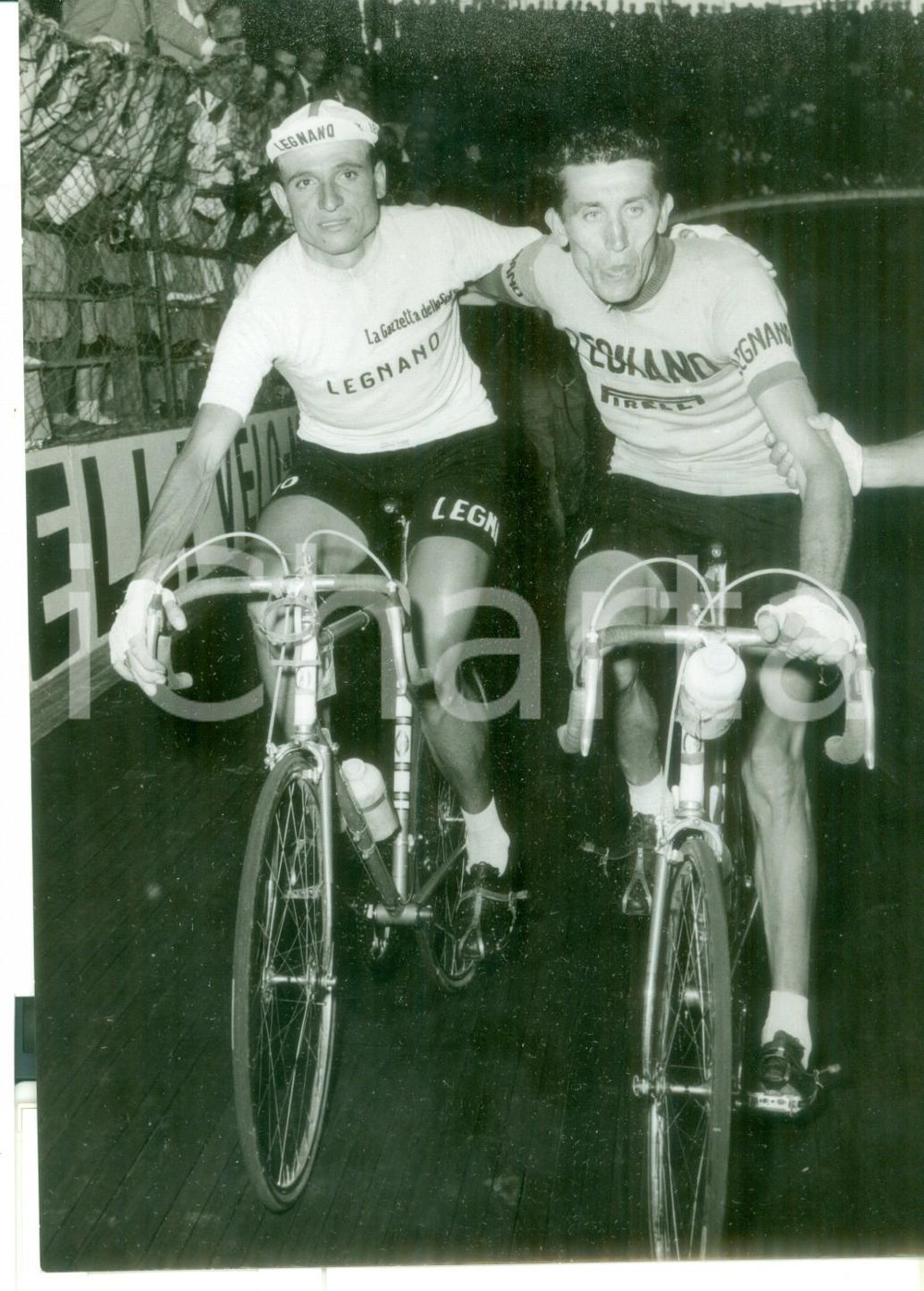 Fotografia d epoca originale 1958 CICLISMO 41Â° GIRO D ITALIA  Ercole BALDINI con il compagno Ugo MASSOCCO 1